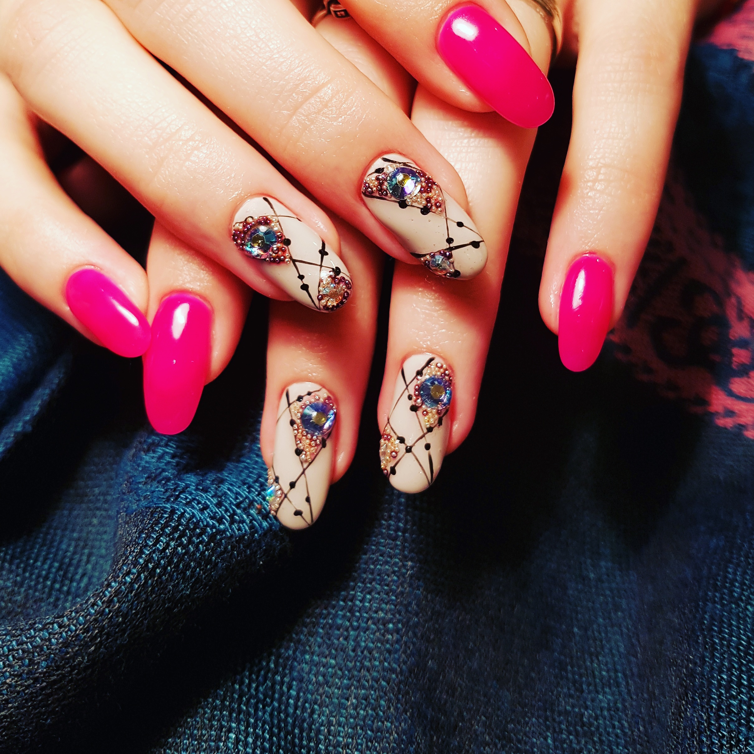 close-up-woman-fingers-with-nail-polish